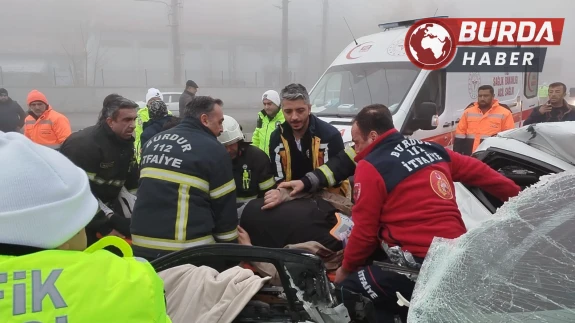 Burdur'da Yoğun Siste Zincirleme Kaza: 2 Yaralı, 1'i Ağır Durumda