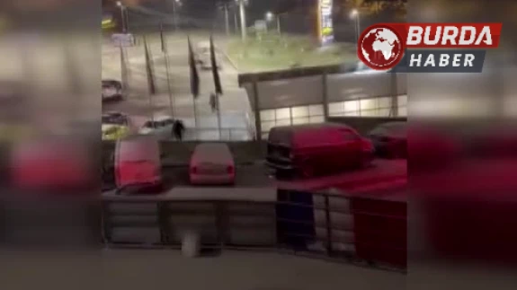 Esenyurt'ta Tartışma Yaşadıkları Adamı Bulamayınca Aracına Saldırdılar