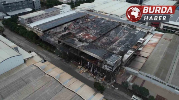 Bursa'da Fabrikada Gece Yarısı Çıkan Yangın Dronla Görüntülendi