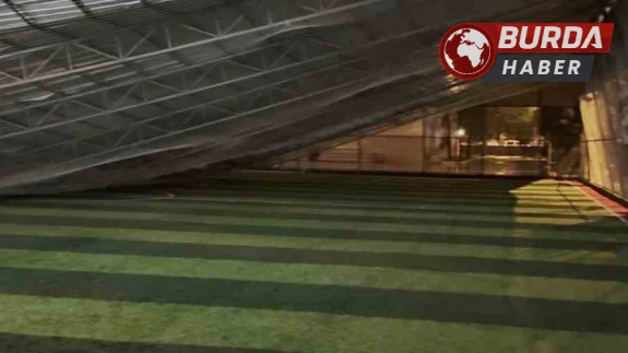Antalya'da Fırtına ve Hortum Felaketi: Halı Sahanın Çatısı Çöktü