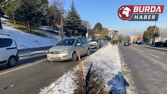 Bursa'da Buzlanma Nedeniyle Zincirleme Kaza: 4 Yaralı