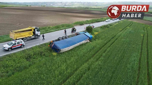 Ukrayna’ya giden ıslak mendil yüklü tır tarlaya devrildi