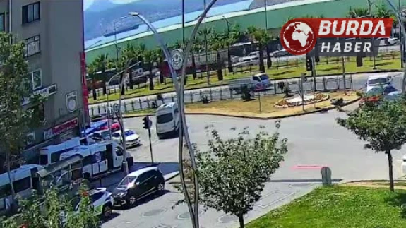 Kırmızı ışık ihlali 3 kişinin yaralanmasına neden oldu