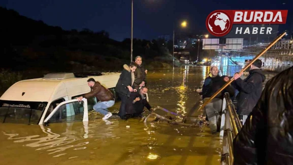 Kuşadası'nda Sel Sularına Gömülen Minibüsteki Yolcular Kurtarıldı