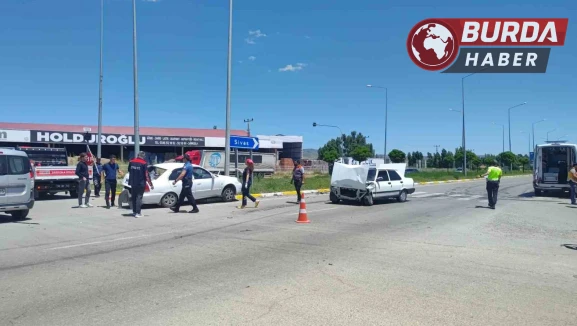 Sivas’ta iki otomobil çarpıştı: 2 kişi yaralandı
