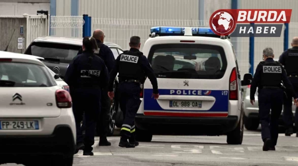 Fransada bir lisede yaşanan bıçaklı saldırıda 1 kişi hayatını kaybetti