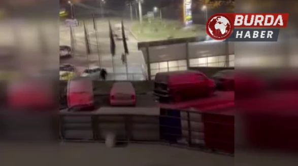 Esenyurt'ta Tartışma Yaşadıkları Adamı Bulamayınca Aracına Saldırdılar