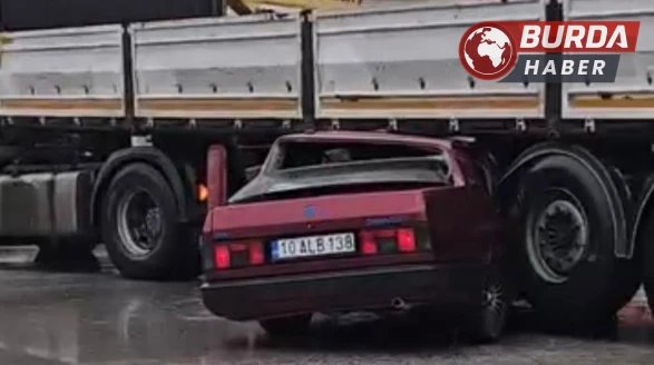 Akaryakıt İstasyonu Çıkışında Tıra Çarpan Otomobil Hurdaya Döndü