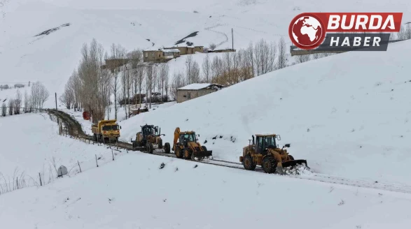 Nisan ayında karla mücadele çalışmaları devam ediyor.
