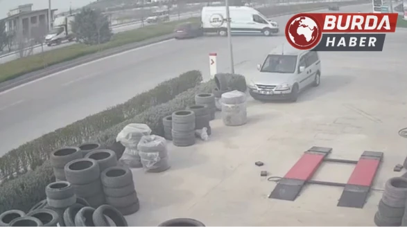 Sürücüsüz minibüs seyir halindeki araçların arasına daldı