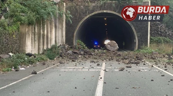 Artvin’de Sarp Sınır Kapısı yolunda heyelan meydana geldi