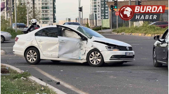Şehir içi minibüs ile otomobil çarpıştı: 5 kişi yaralandı