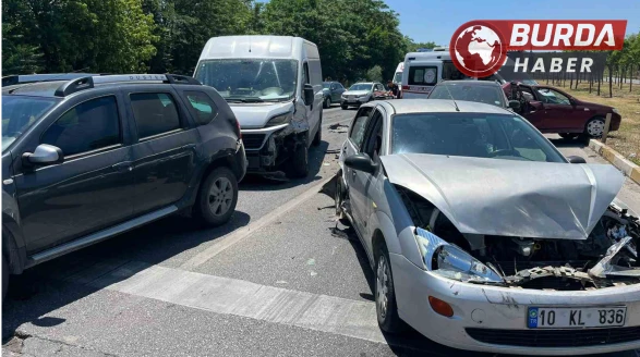 Balıkesir’de 6 araç zincirleme kaza yaptı; 2 kişi yaralandı
