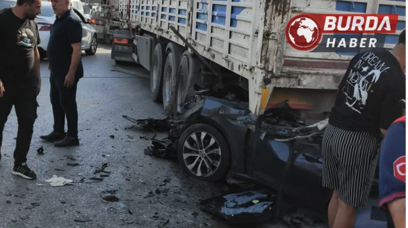 İzmir’de kaza: Tıra adeta ok gibi saplandı