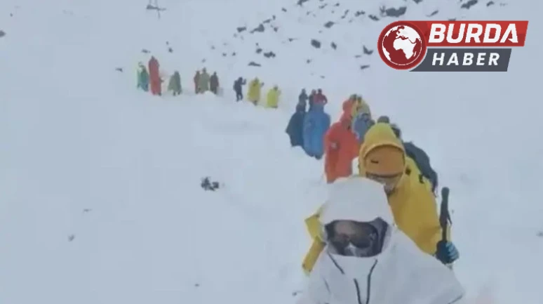 Everest’te fırtına nedeniyle bin kişi dağda mahsur kaldı.
