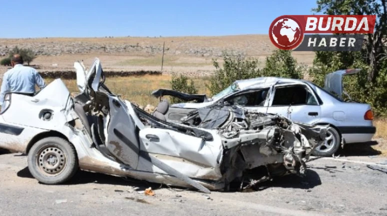 Aksaray'da Otobüs ve İki Otomobil Kaza Yaptı, Araçlar Hurdaya Döndü.