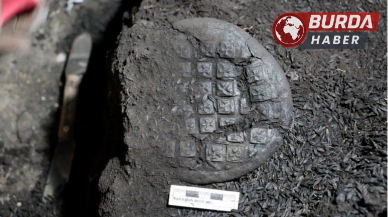 Karaman’daki kazıda bin 300 yıllık bezemeli arpa ekmekleri bulundu.