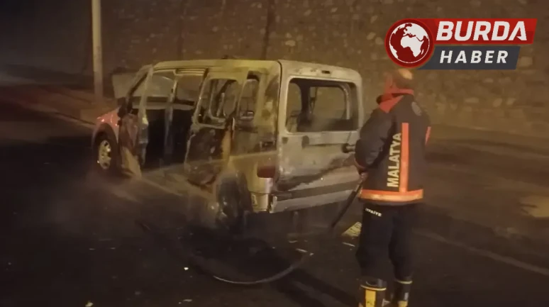 Malatya'da seyir halindeki aracı aniden alevler kapladı.