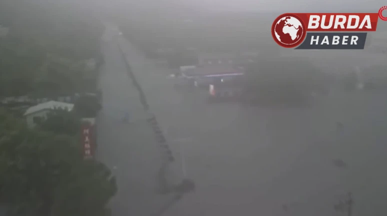 Foça, 1 saatlik şiddetli yağmur sonrası sele teslim oldu!