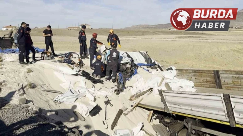 Kum Yüklü Tır Şarampole Uçtu, Sürücü Kabinde Hayatını Kaybetti