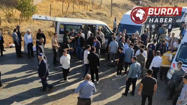 Öğretmenleri taşıyan minibüs ile yolcu aracı çarpıştı.