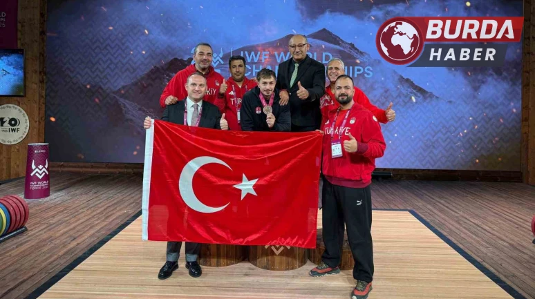 Yusuf Fehmi Genç, silkmede dünya üçüncüsü oldu.