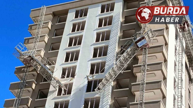 Kırılan yük asansöründen düşen inşaat işçisi kuzenler öldü.