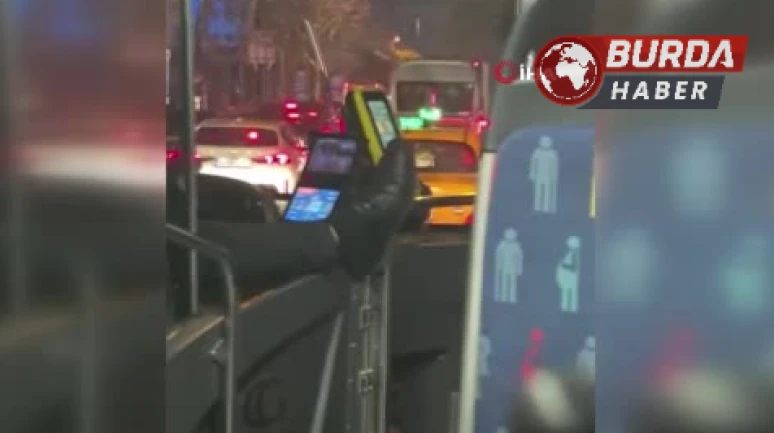 İETT Otobüsünde Şaşırtıcı Anlar: Şoför, Ayağını Akbil Alanına Uzattı