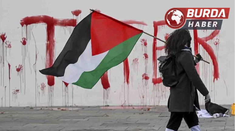 Almanya'da Başbakanlık Binası Boya İle Protesto Edildi