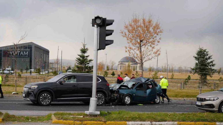 Freni Boşalan Kamyon Zincirleme Kaza Yaptı: 2 Kişi Yaralandı