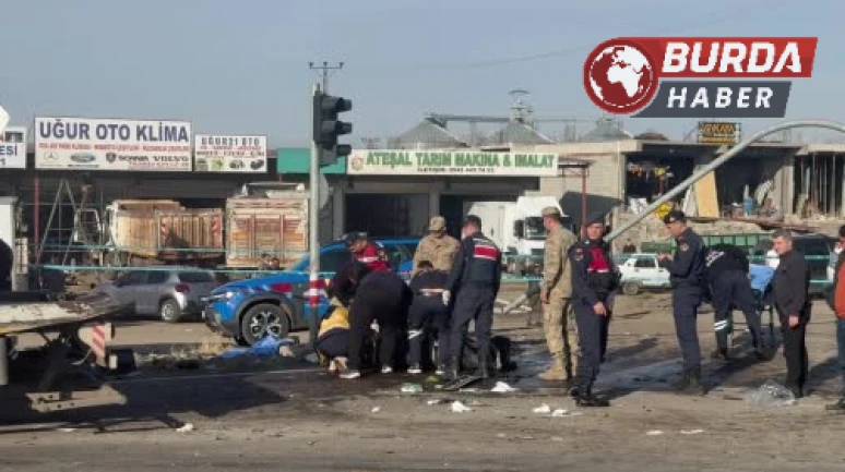 Diyarbakır'da Tır, İki Araca Çarptı: 2 Ölü, 3 Yaralı