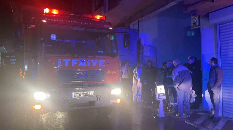 Sakarya'da Yıldırım Binanın Çatısına Düştü Mahalleli Panikledi