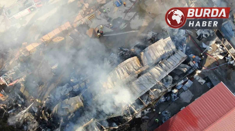 İzmir'de Şantiyede Yangın Çıktı: 5 Konteyner ve 2 Araç Kül Oldu