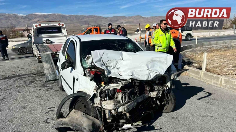 Niğde-Kayseri Karayolunda Otomobil ile Kamyon Çarpıştı: 1 Ağır Yaralı