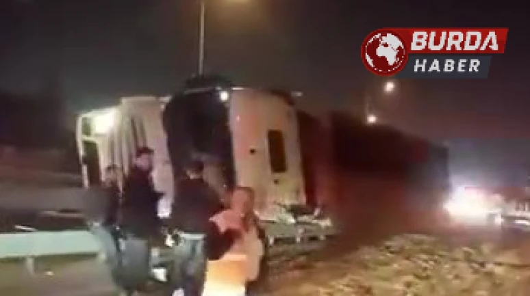 Kocaeli'de Virajı Alamayan Yonga Yüklü Tır Devrildi