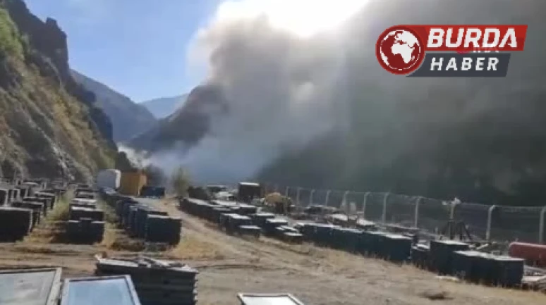 Artvin'de Kopan Dev Kaya Nehre Düştü, Öğrenciler Evlerine Gönderildi