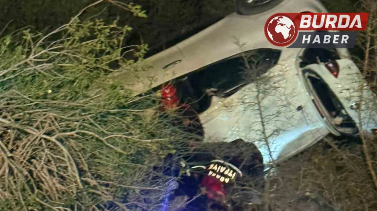 Araç Devrildi: Sürücü, Kurtarma Ekipleri Tarafından Halatla Çıkartıldı