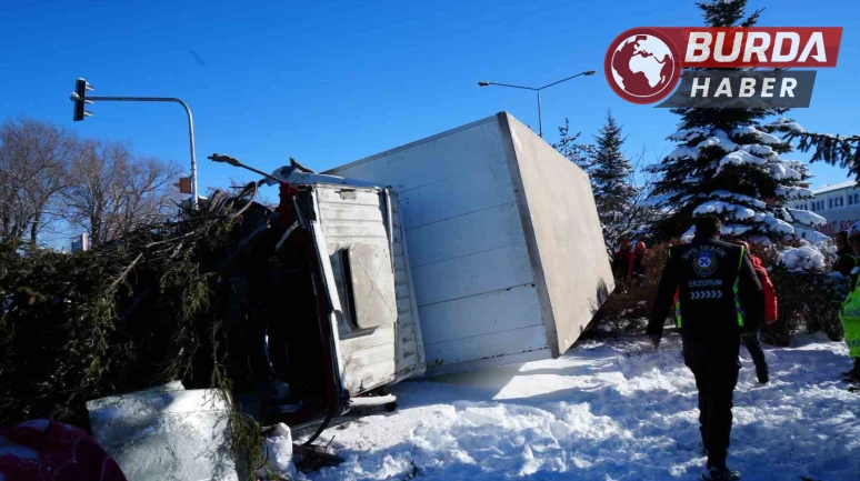 Erzurum'da Kamyon Refüje Çıkıp Devrildi