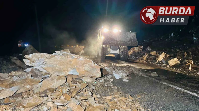 Şırnak'ta Ekipler Kaya Parçalarıyla Mücadele Ederken Ölümden Döndü