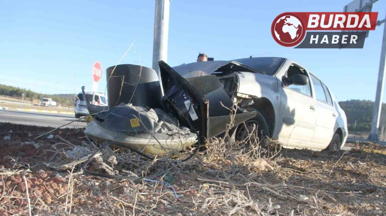 Konya'da Trafik Kazası: Otomobil Trafik Işığı Direğine Çarptı