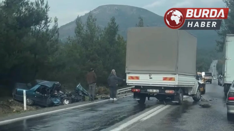 İzmir'de Kamyonetle Otomobil Çarpıştı: 2 Ölü, 2 Yaralı