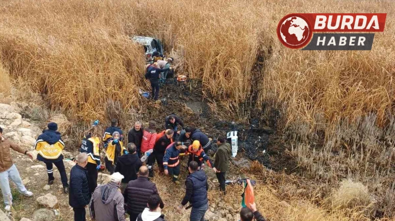 Van'da Takla Atan Araç Yol Kenarındaki Bataklığa Uçtu: 5 Yaralı