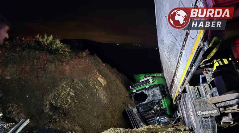 Manavgat'ta Tır Şarampole Devrildi: Sürücü Ağır Yaralandı