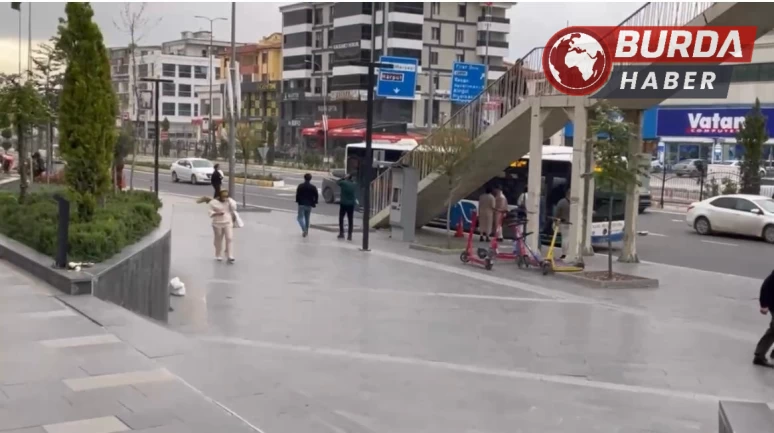 Elazığ’daki şiddetli fırtına vatandaşlara zor anlar yaşattı.