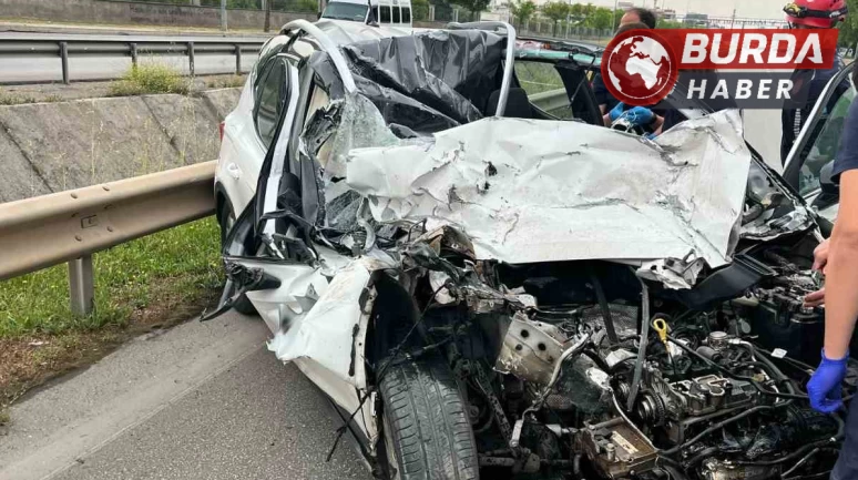 Park halindeki kamyonete çarpan genç sürücüsü hayatını kaybetti.