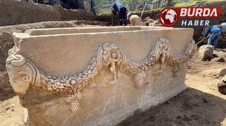 PAÜ: Stratonikeia’da 2000 yıllık girlandlı lahit bulundu.