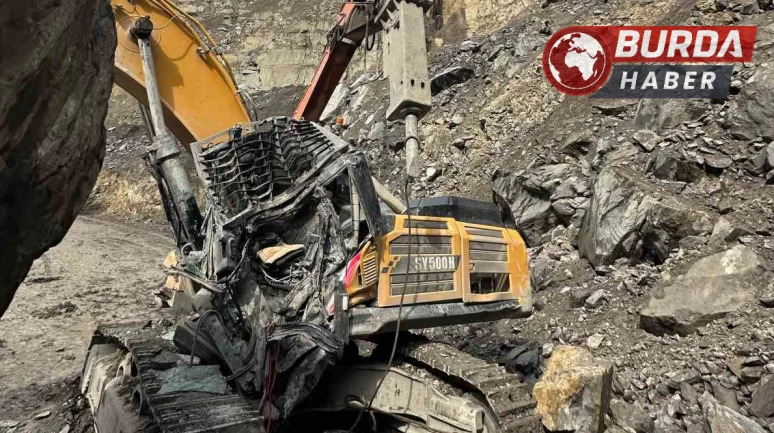 Şırnak’ta düşen kaya parçası altında kalan şoför hayatını kaybetti.