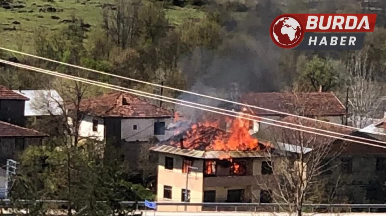 Kastamonu'da alevlere teslim olan üç katlı ev kullanılmaz hale geldi.