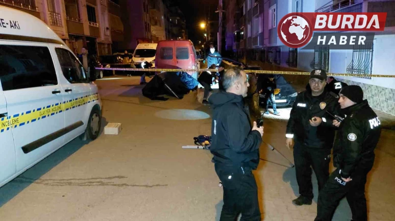 Uzaklaştırma kararı bulunan eşini sokak ortasında öldürdü.