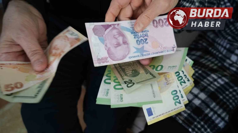 Samsun’da bir kadın bulduğu içi döviz dolu cüzdanı polise teslim etti.